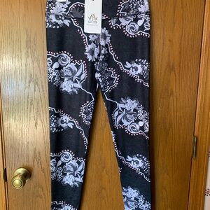 TheFreeYoga Black Floral Print Leggings – Women’s M